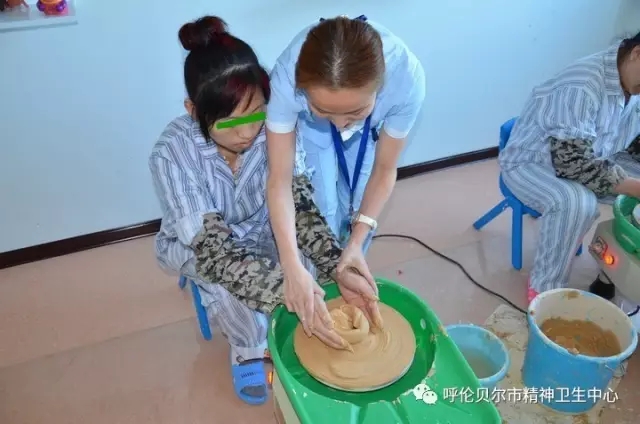 呼倫貝爾市精神衛(wèi)生中心組織患者職業(yè)康復(fù)技能訓(xùn)練作品展示活動5.webp.jpg